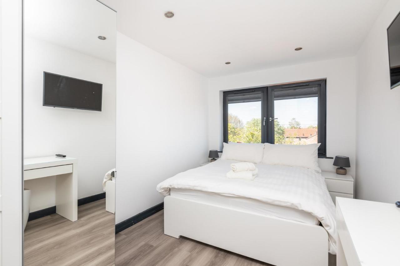 Modern Duplex Apt With 75 Inch Tv I Pass The Keys York Dış mekan fotoğraf